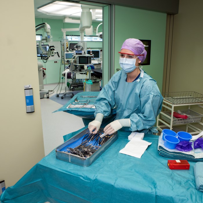 Operatieassistente sorteert scharen op de operatiekamer. 