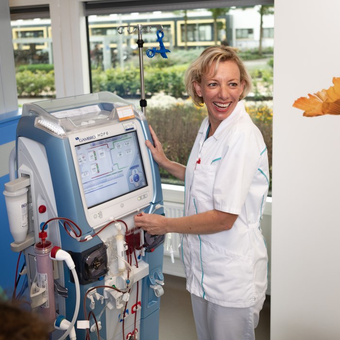 Verpleegkundige bij nierdialysemonitor in het Niercentrum. 