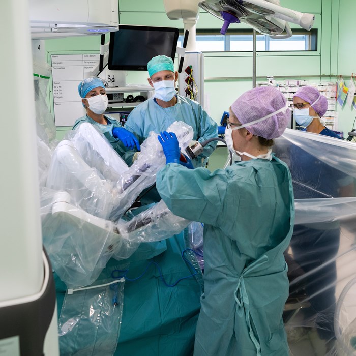 Gynaecoloog en drie assistenten aan het werk met de Davinci robot in de operatiekamer. 