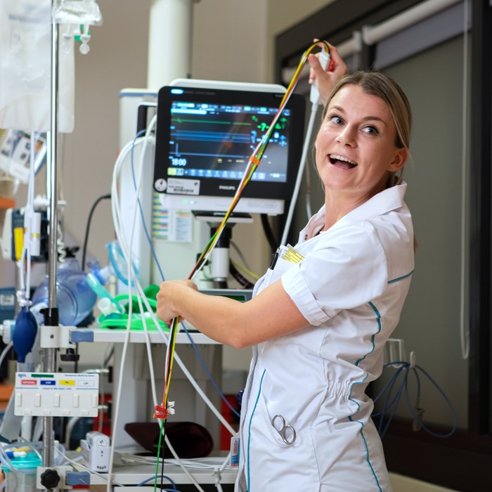 Verpleegkundige sorteert snoeren van Spoedeisende Hulp monitor. 