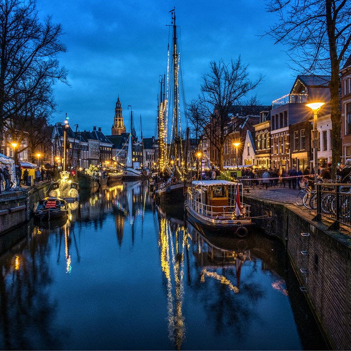 De binnenstad van Groningen in de avond. 